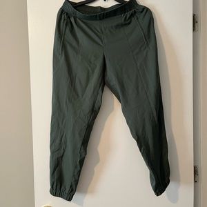 Athletic pants with zipper pockets
